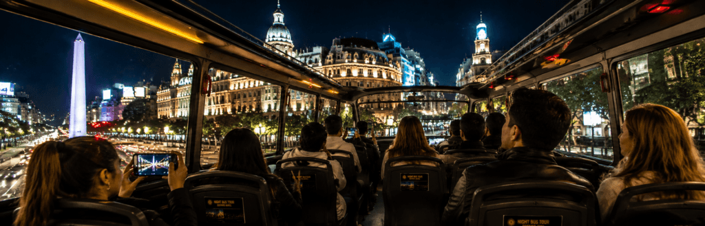 Pasajeros disfrutando el Night Bus Tour Buenos Aires