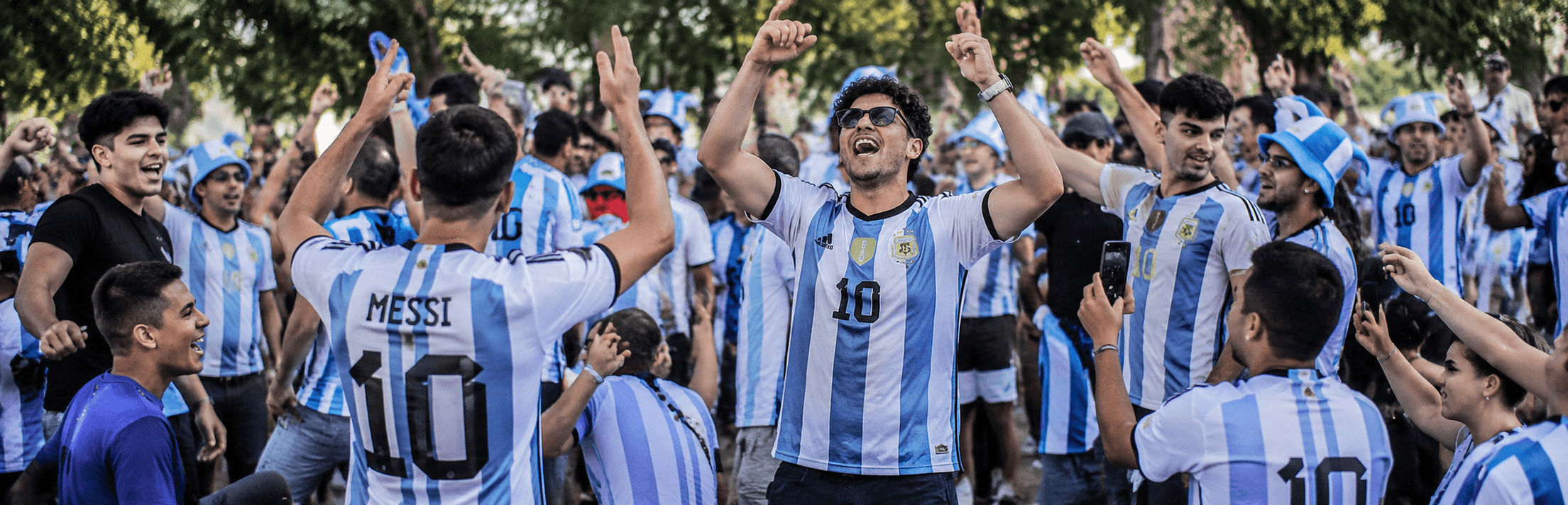 Fiesta de hinchas argentinos en el aire libre