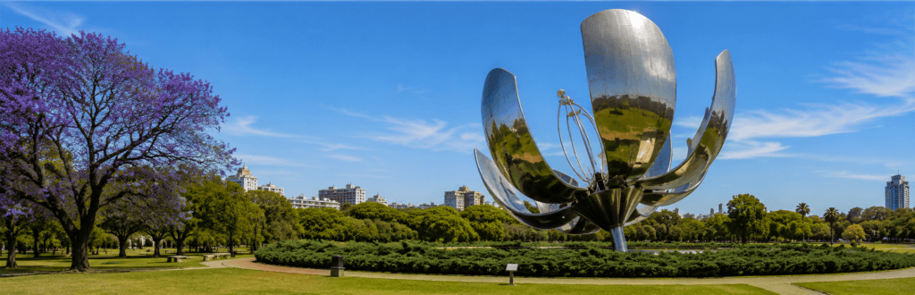 Floralis Genérica en Recoleta Buenos Aires rodeada de parques y árboles
