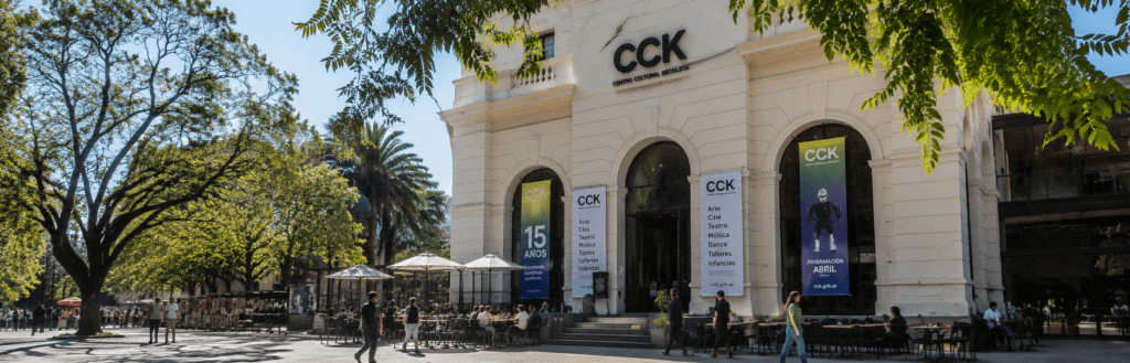 Centro Cultural Recoleta en Buenos Aires con cafeterías y turistas recorriendo la plaza