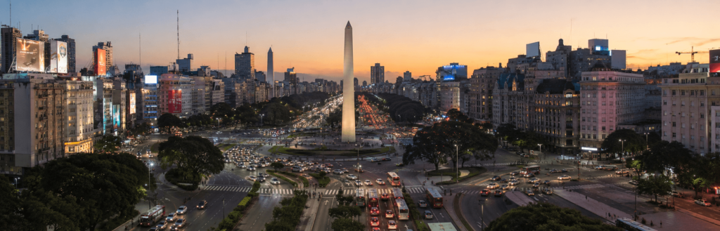 Avenida 9 de Julio y Obelisco en Buenos Aires, una de las mejores ciudades para visitar en 2026