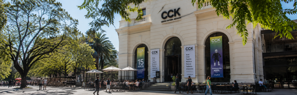 Centro Cultural Recoleta en Buenos Aires con cafeterías y turistas recorriendo la plaza