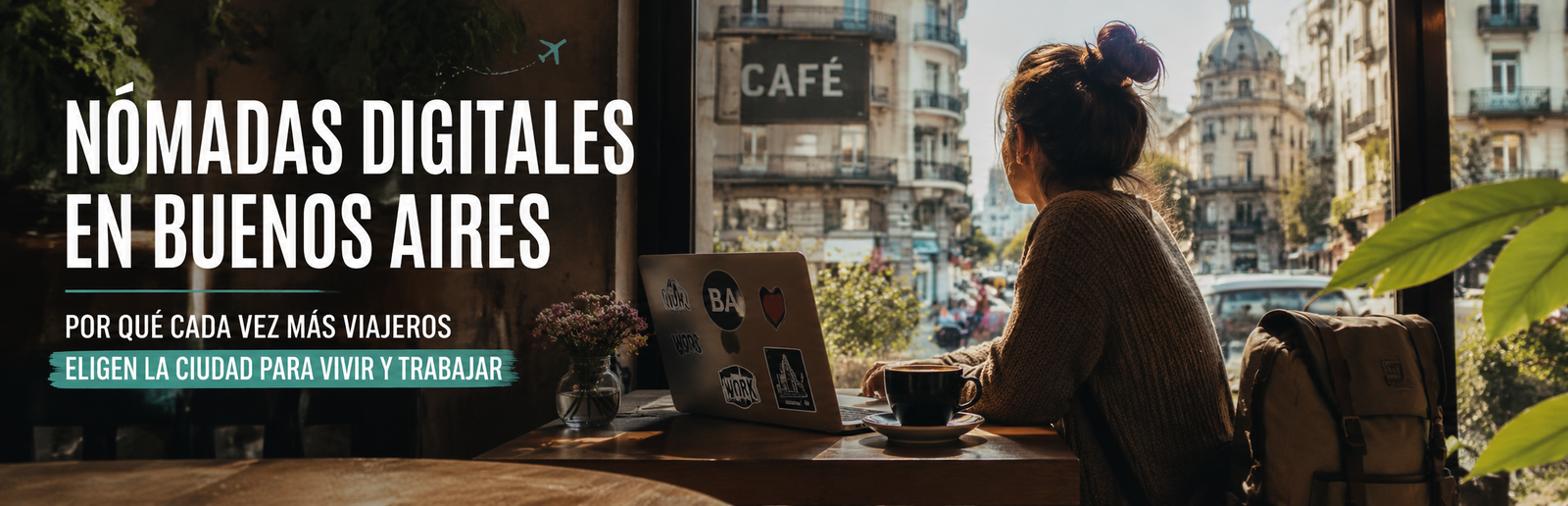 Nómada digital trabajando desde una cafetería en Buenos Aires con notebook y vista urbana de la ciudad