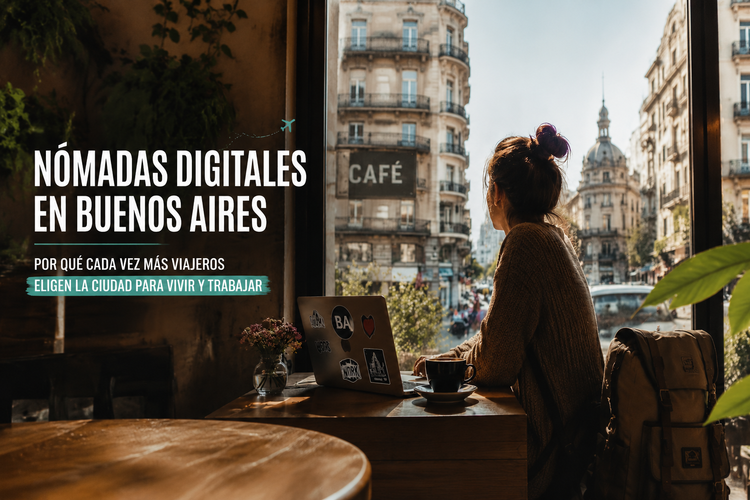 Nómada digital trabajando desde una cafetería en Buenos Aires con notebook y vista urbana de la ciudad