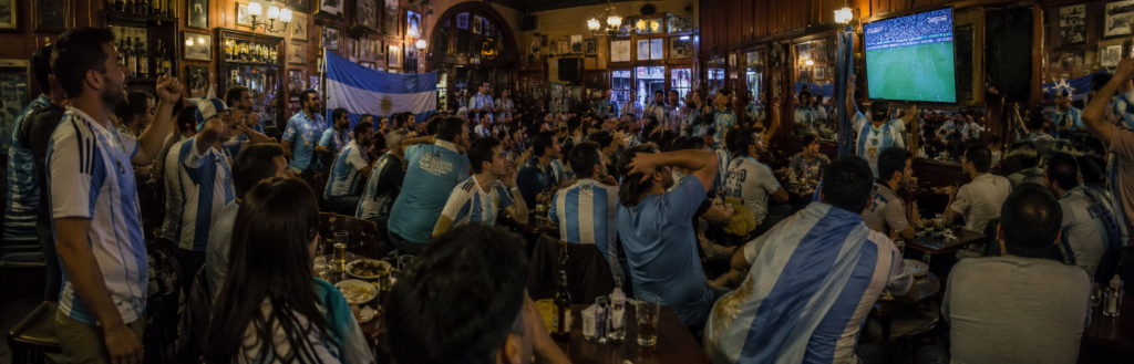 Hinchas argentinos mirando el Mundial en un bar